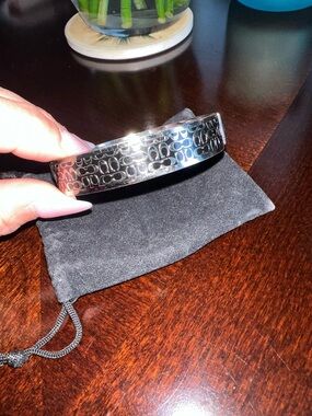 Authentic Coach Silver Tone black
C Signature 1/2" Bangle Cuff
Bracelet
